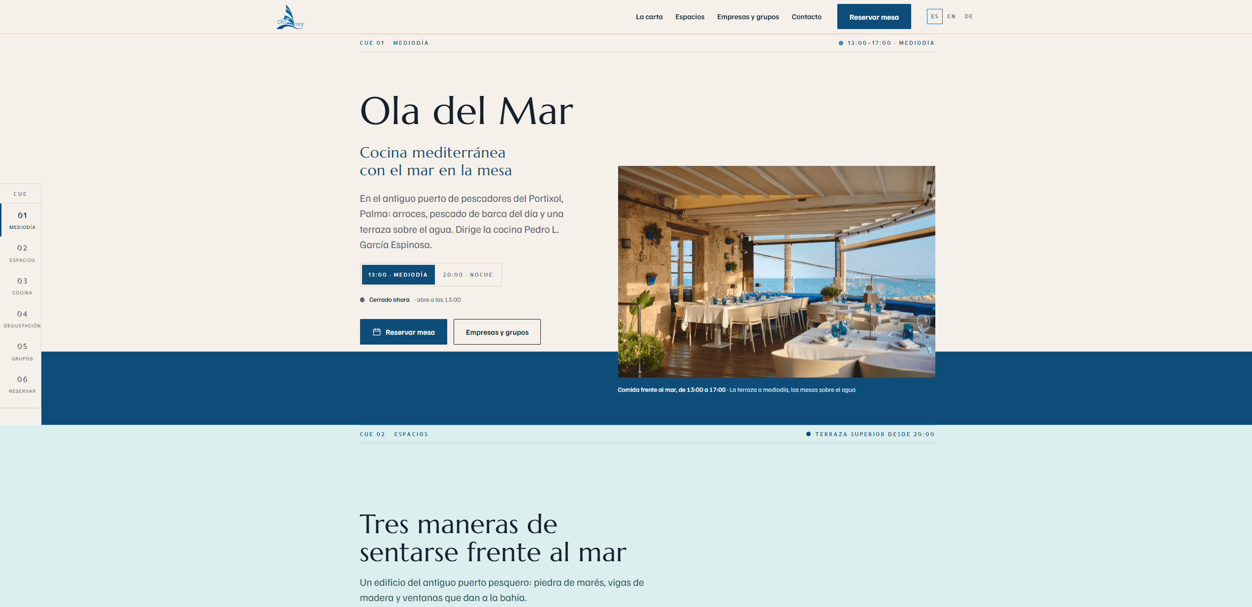 Captura de la web de un restaurante junto al mar: portada con reserva de mesa y foto del comedor.